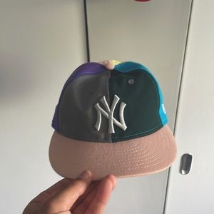 Multicoloured yankees hat.